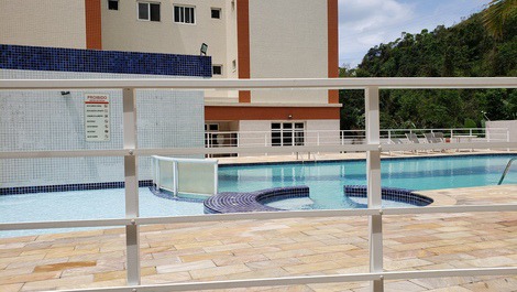 Piscina infantil junto a piscina de adulto