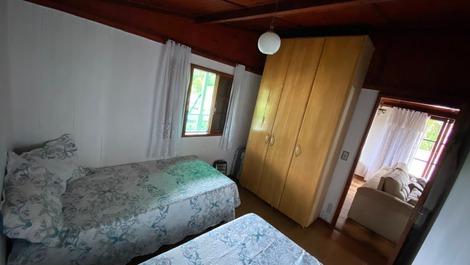 Quarto n°1 ( os guarda-roupas ficam trancados por guardar coisas pessoais)