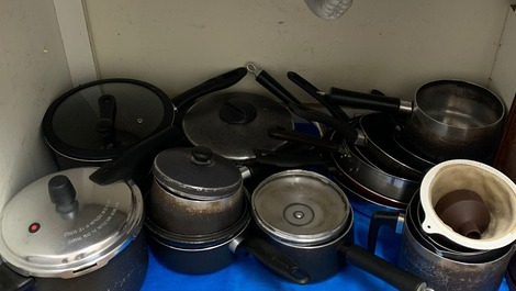 Cozinha muito bem equipadas com panelas, eletrodomésticos e utensílios