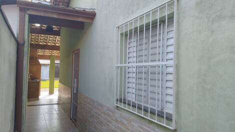 Corredor lateral todas as janelas com grades e telas