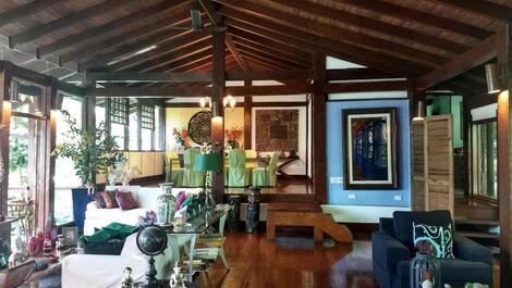 A LOT OF CHARM AND PRIVACY IN THE SAFEST CONDOMINIUM IN BARRA