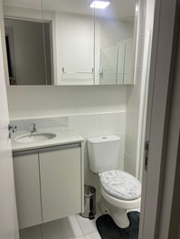 Banheiro com ducha forte e quente.