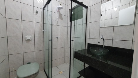 Apto com 1 dormitório na quadra do mar!