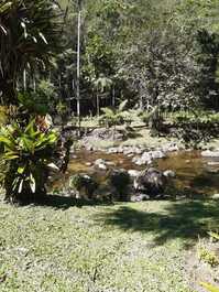 Rio que passa na frente do gramado