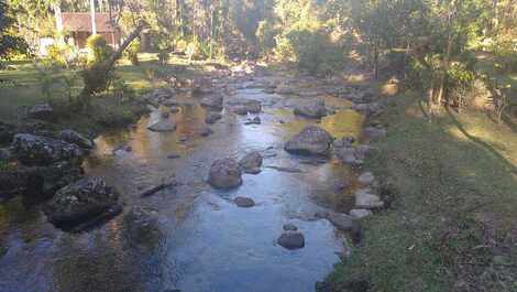 Rio que passa na frente da casa