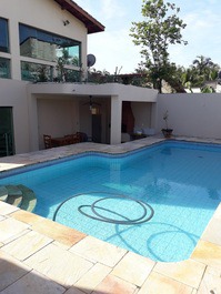 Piscina junto a churrasqueira 