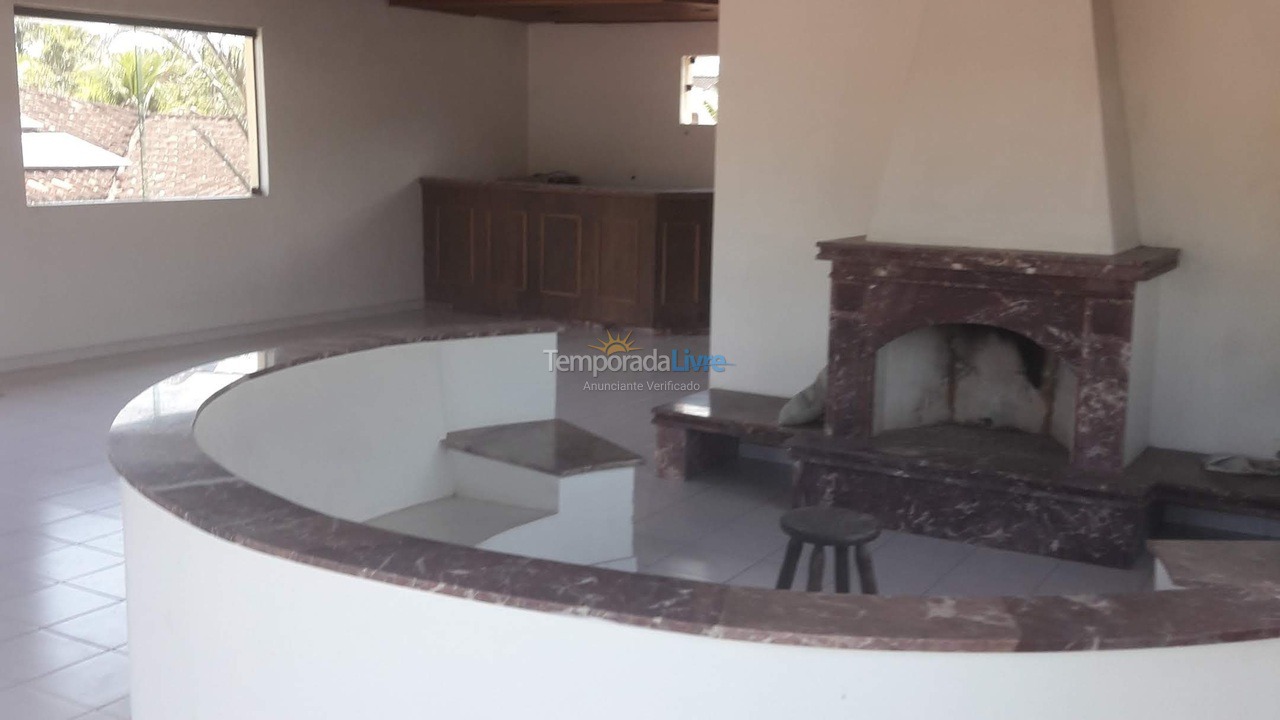 Casa para aluguel de temporada em Guarujá (Jardim Virgínia)