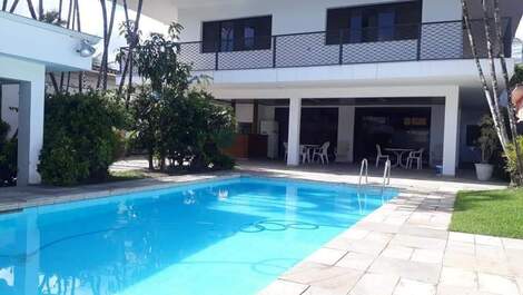 Espaçosa casa a apenas 100 metros da praia da Enseada **