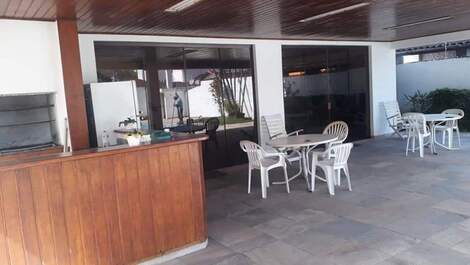 Espaçosa casa a apenas 100 metros da praia da Enseada **