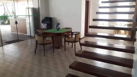 Espaçosa casa a apenas 100 metros da praia da Enseada **