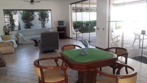 Espaçosa casa a apenas 100 metros da praia da Enseada **