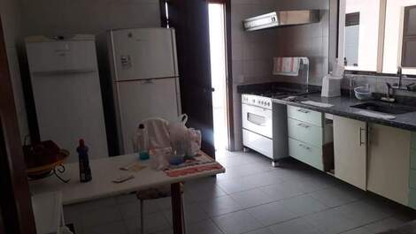 Espaçosa casa a apenas 100 metros da praia da Enseada **