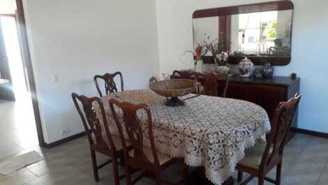 Espaçosa casa a apenas 100 metros da praia da Enseada **