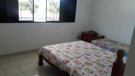 Espaçosa casa a apenas 100 metros da praia da Enseada **