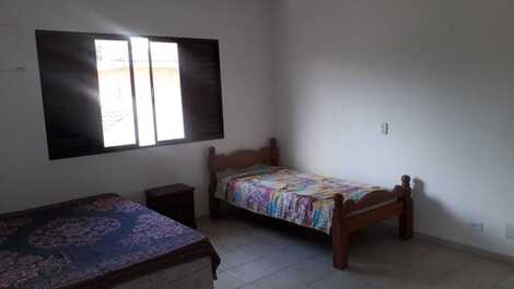 Espaçosa casa a apenas 100 metros da praia da Enseada **