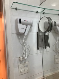 Secador de cabelo padrão hotelaria com espelho de aumento para maquiagem 
