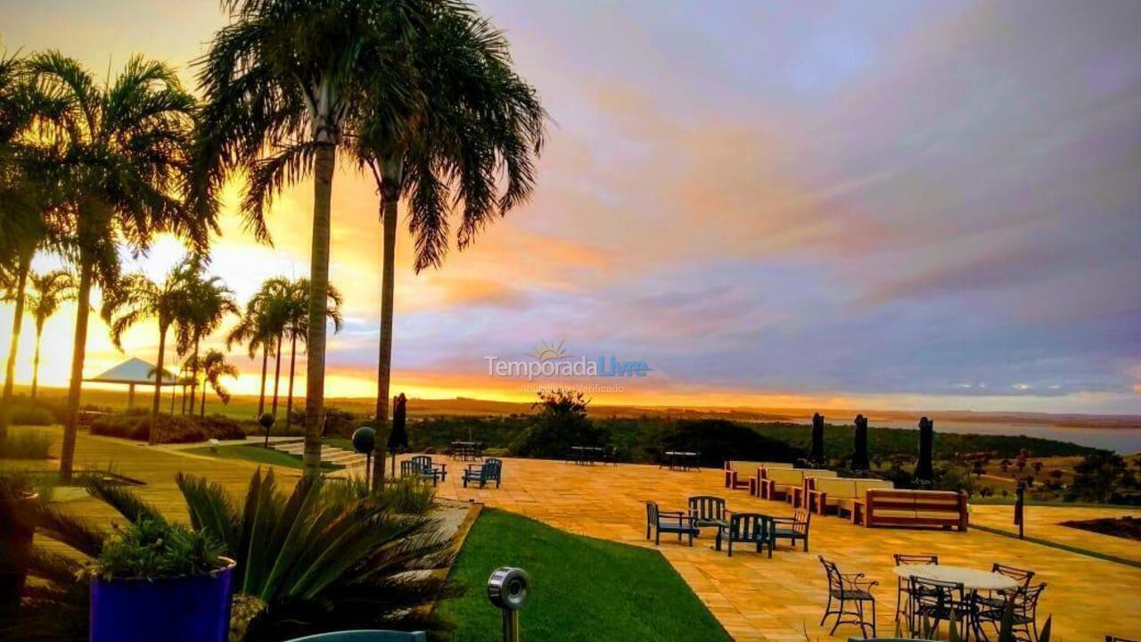 Casa para aluguel de temporada em Paranapanema (Condomínio Riviera de Santa Cristina Xiii)