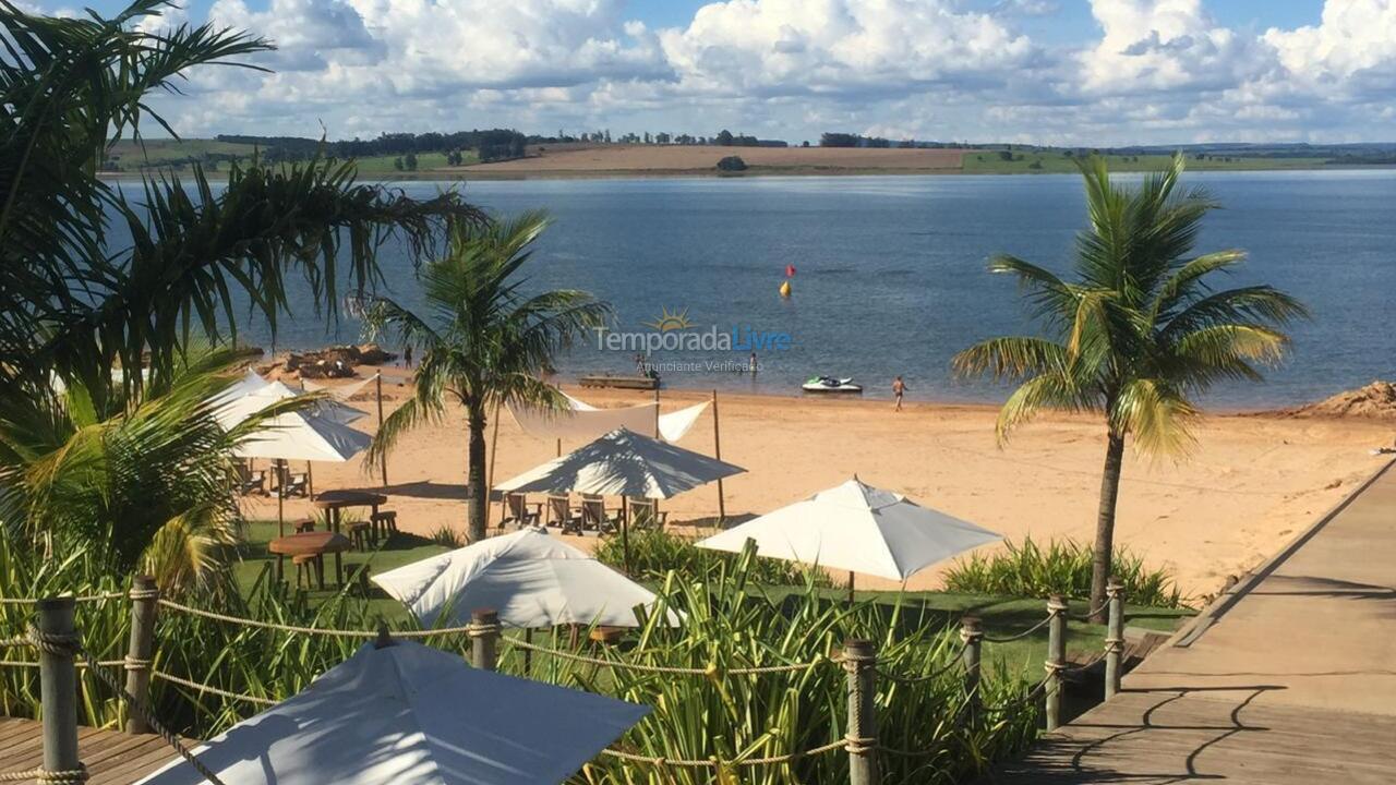 Casa para aluguel de temporada em Paranapanema (Condomínio Riviera de Santa Cristina Xiii)