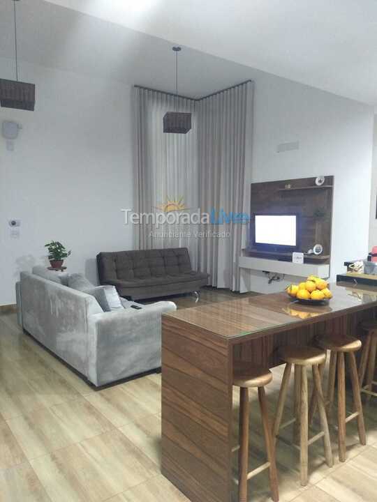 Casa para aluguel de temporada em Paranapanema (Condomínio Riviera de Santa Cristina Xiii)