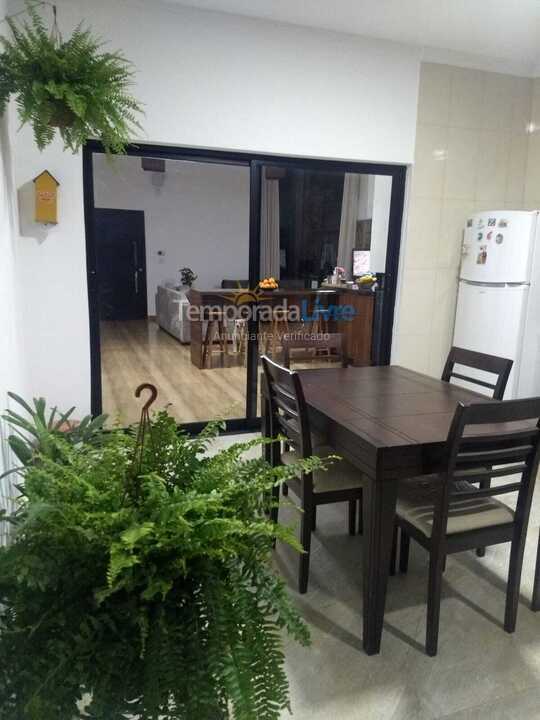 Casa para aluguel de temporada em Paranapanema (Condomínio Riviera de Santa Cristina Xiii)