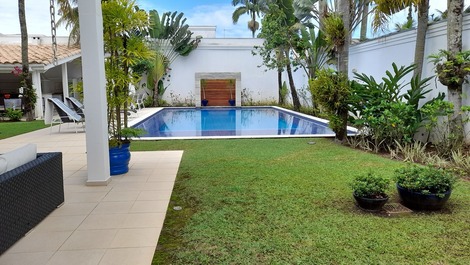 Beautiful house in Jardim Acapulco, sleeps 15, 600m from Pernambuco beach.