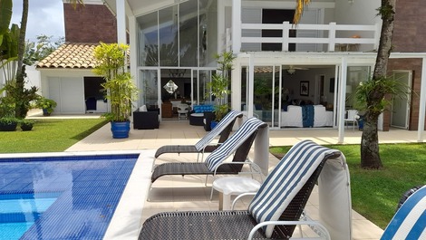 Beautiful house in Jardim Acapulco, sleeps 15, 600m from Pernambuco beach.