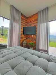 Vista panorâmica da sala com vista para a serra