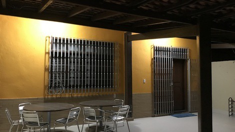 Uma casa de dois andares, bem localizada.