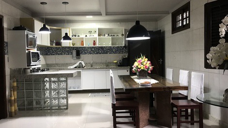 Uma casa de dois andares, bem localizada.