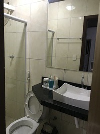 Uma casa de dois andares, bem localizada.