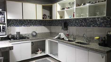 Uma casa de dois andares, bem localizada.