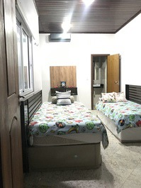 Uma casa de dois andares, bem localizada.