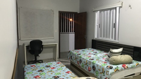 Uma casa de dois andares, bem localizada.