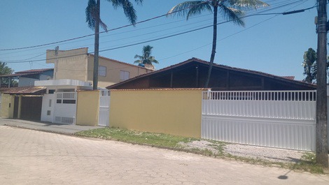 Casa con piscina y aire acondicionado en la playa de Praia Grande en Ubatuba.