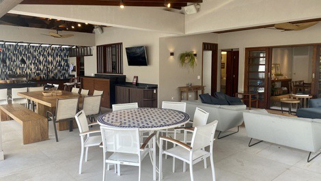 Deliciosa casa de alto padrão ao lado da praia