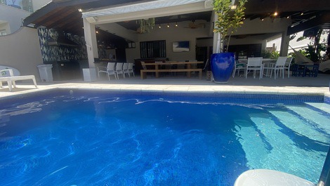 Deliciosa casa de alto padrão ao lado da praia