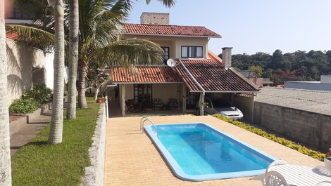 House with swimming pool 700 meters from the sea of ​​English and Santinho