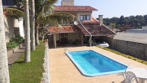 House with swimming pool 700 meters from the sea of ​​English and Santinho