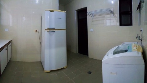 Ampla lavanderia com segunda geladeira e máquina de lavar. 