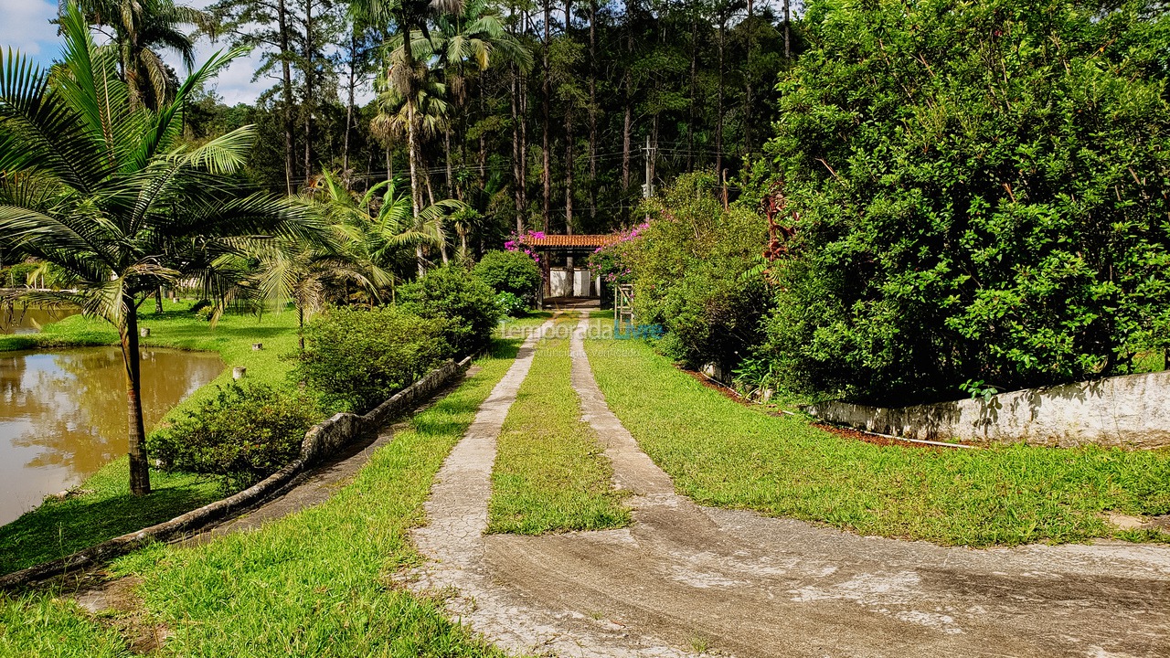 Ranch for vacation rental in Juquitiba (800 Mts da Rodovia Locamos Até 40 Adultos)