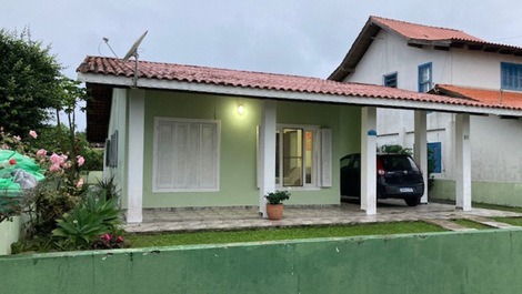 Great house, 1 suite plus 2 bedrooms + 2 bathrooms, barbecue, WI-FI