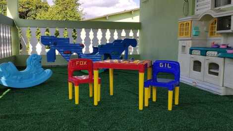 Brinquedoteca com grama sintética