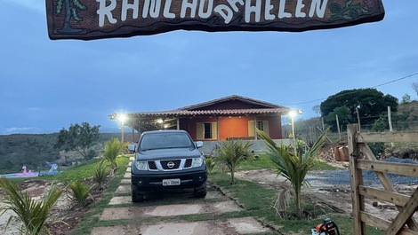 Rancho a orillas del río Viña