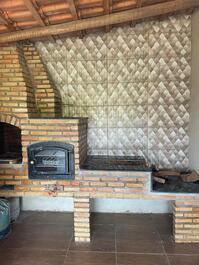 Rancho a orillas del río Viña