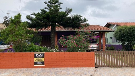 Excelente casa que contiene 1 suite con aire acondicionado, dos dormitorios más, WI-FI