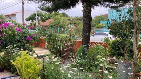 Excelente casa que contiene 1 suite con aire acondicionado, dos dormitorios más, WI-FI