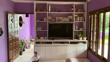 Excelente casa que contiene 1 suite con aire acondicionado, dos dormitorios más, WI-FI