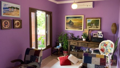 Excelente casa que contiene 1 suite con aire acondicionado, dos dormitorios más, WI-FI