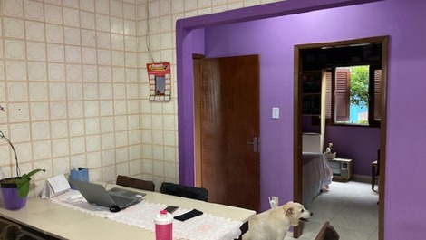 Excelente casa que contiene 1 suite con aire acondicionado, dos dormitorios más, WI-FI