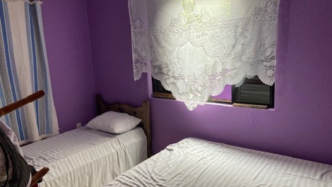 Excelente casa que contiene 1 suite con aire acondicionado, dos dormitorios más, WI-FI